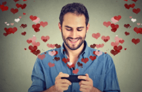 homme reconrtant sms